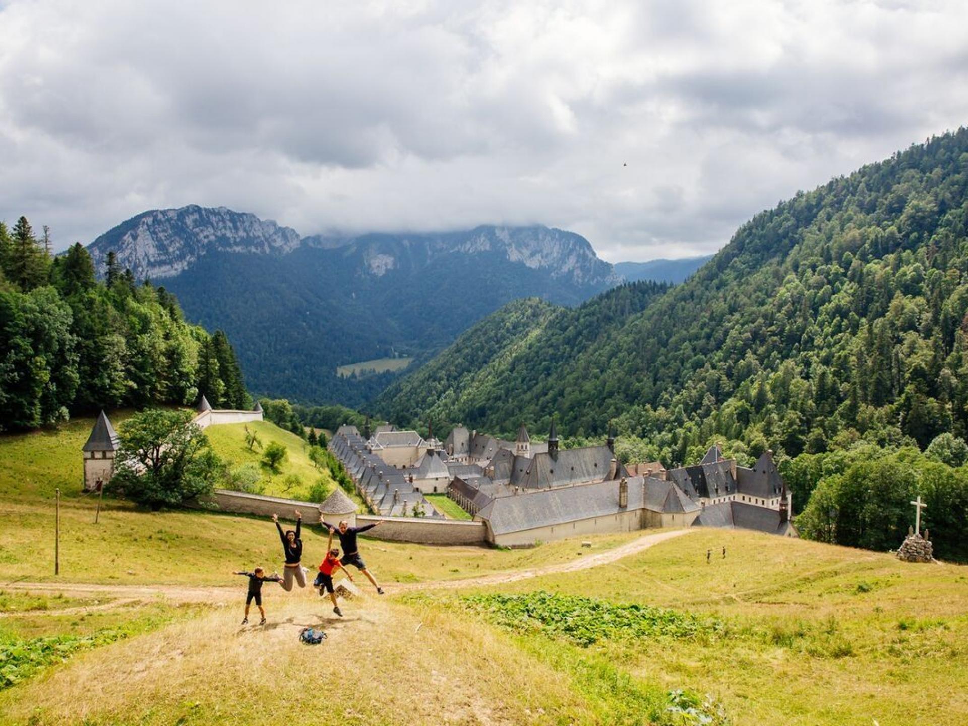 GR®9 en Chartreuse : du lac d’Aiguebelette aux reliefs de Chartreuse ...