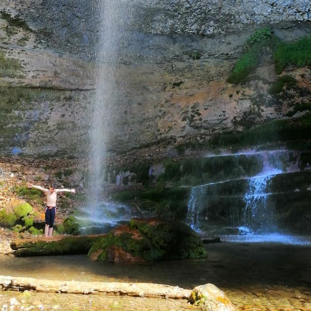 Enfant Sous Cascade Pisserotte Recadre
