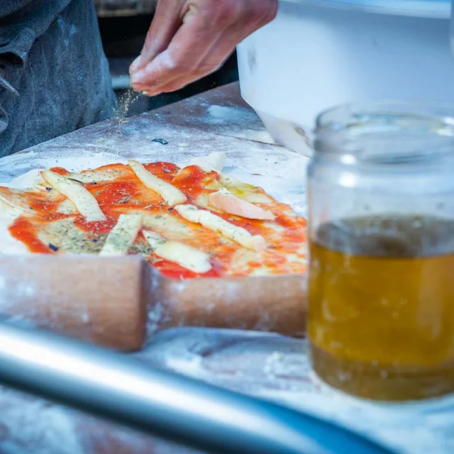 Pizza maison sur le marché artisanal Entremont le Vieux