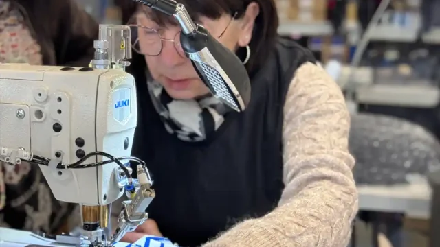 Couturiste à l'atelier made in France de Raidlight