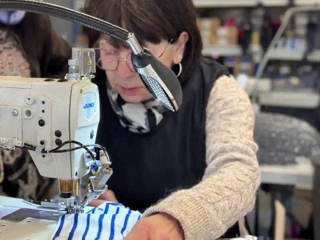 Couturiste à l'atelier made in France de Raidlight